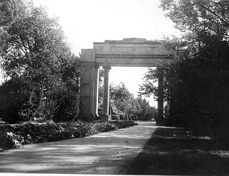 An archival photo of the memorial arch before the top mantle was removed.